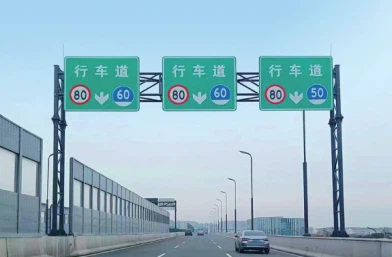 Gibt es Vorschriften bezüglich der Farbe von Signallichtmasten?